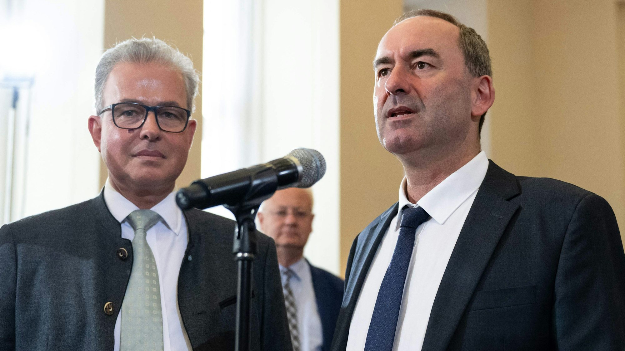 Flugblatt-Affäre: Hubert Aiwanger (Freie Wähler) spricht in der Sondersitzung des bayerischen Landtags.