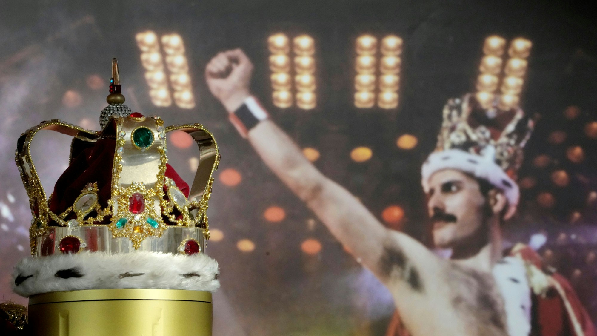 Freddie Mercurys charakteristische Krone, die er während der „Magic“-Tour trug, ausgestellt im Auktionshaus Sotheby's in London