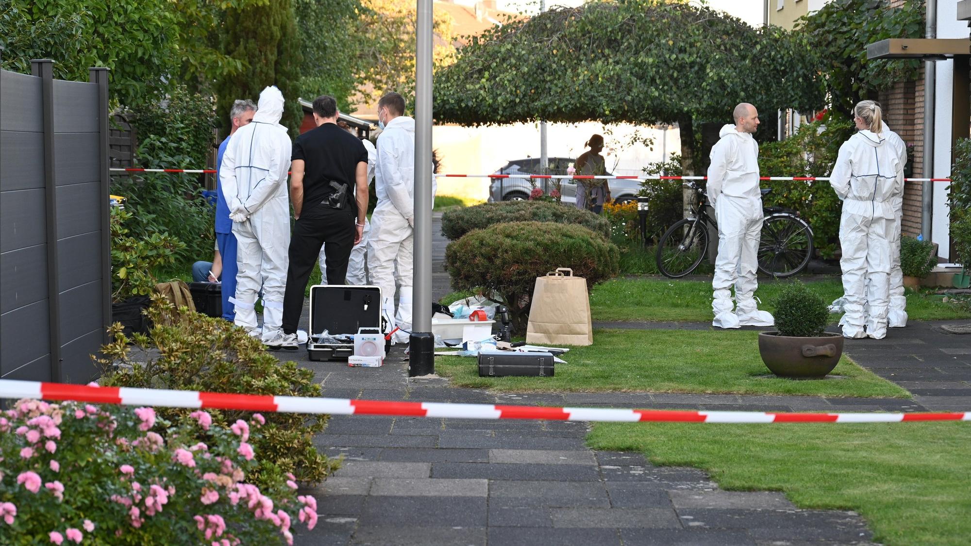 Polizei und Spurensicherung am Tatort in Pulheim.