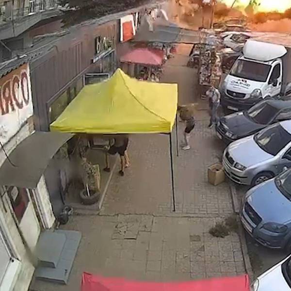 Der Moment, in dem die russische Rakete auf dem Marktplatz in Kostjantyniwka einschlägt, wurde von einer Überwachungskamera aufgezeichnet. 17 ukrainische Zivilisten wurden getötet.