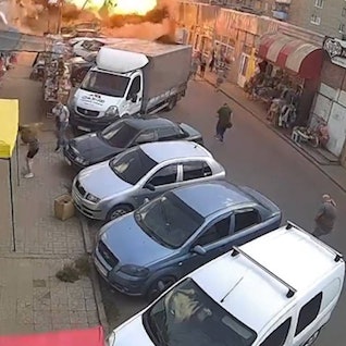 Der Moment, in dem die russische Rakete auf dem Marktplatz in Kostjantyniwka einschlägt, wurde von einer Überwachungskamera aufgezeichnet. 17 ukrainische Zivilisten wurden getötet.