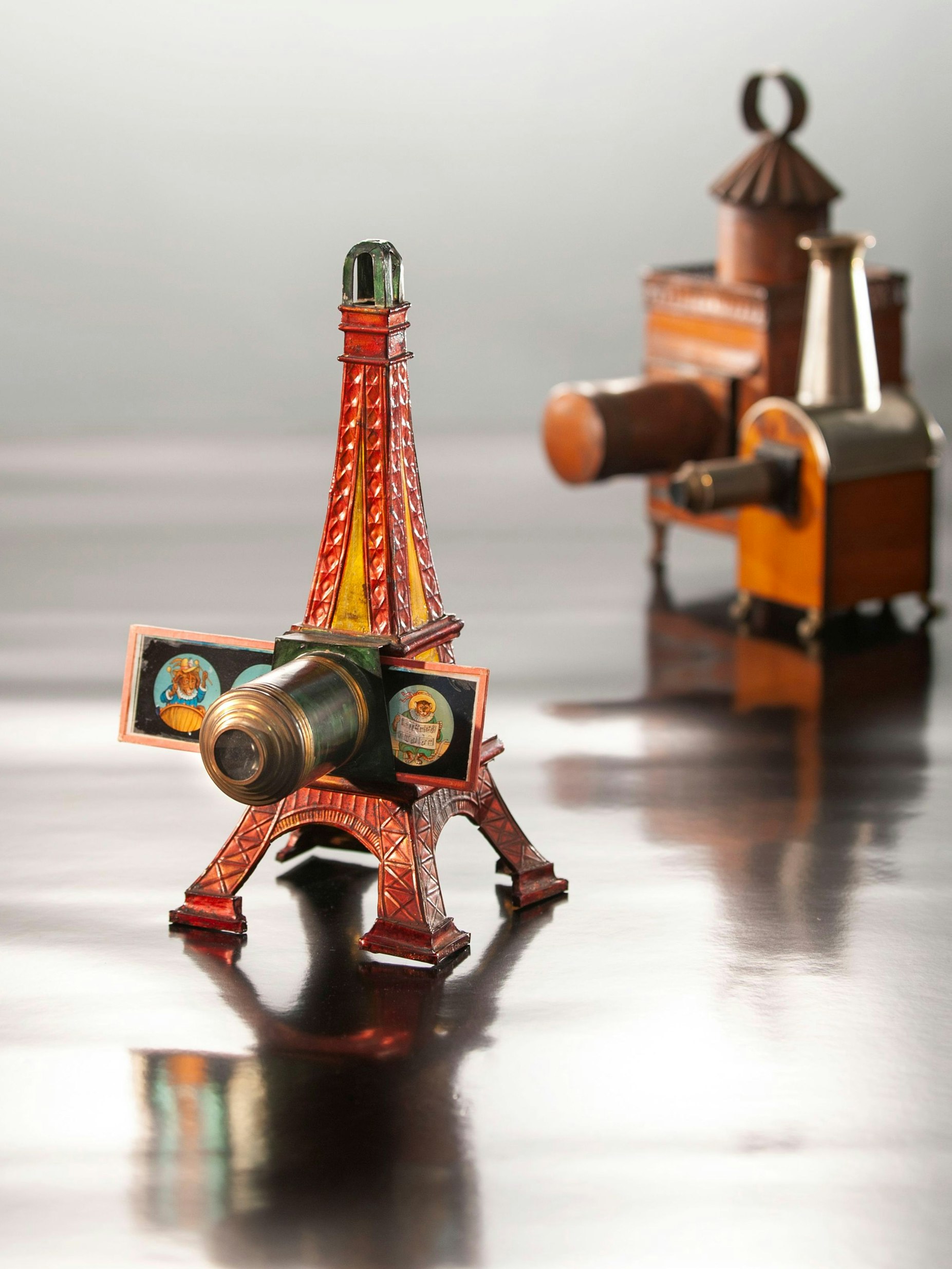 Eine magische Laterne in Eifelturmform steht auf einem Tisch.