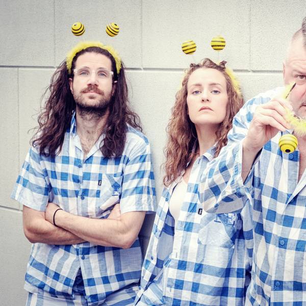 Die Band im karierten Schlafanzug und mit Bienen-Haarreif.