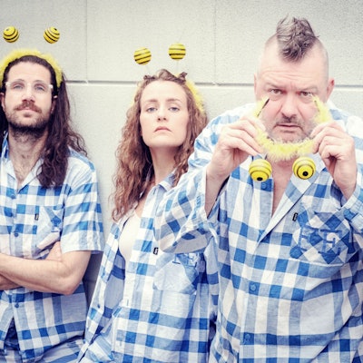 Die Band im karierten Schlafanzug und mit Bienen-Haarreif.