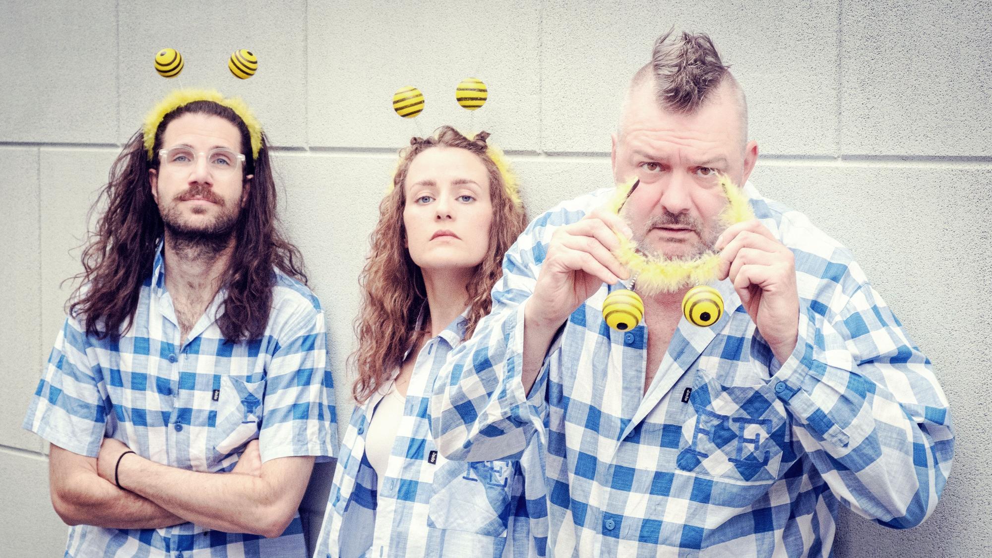 Die Band im karierten Schlafanzug und mit Bienen-Haarreif.
