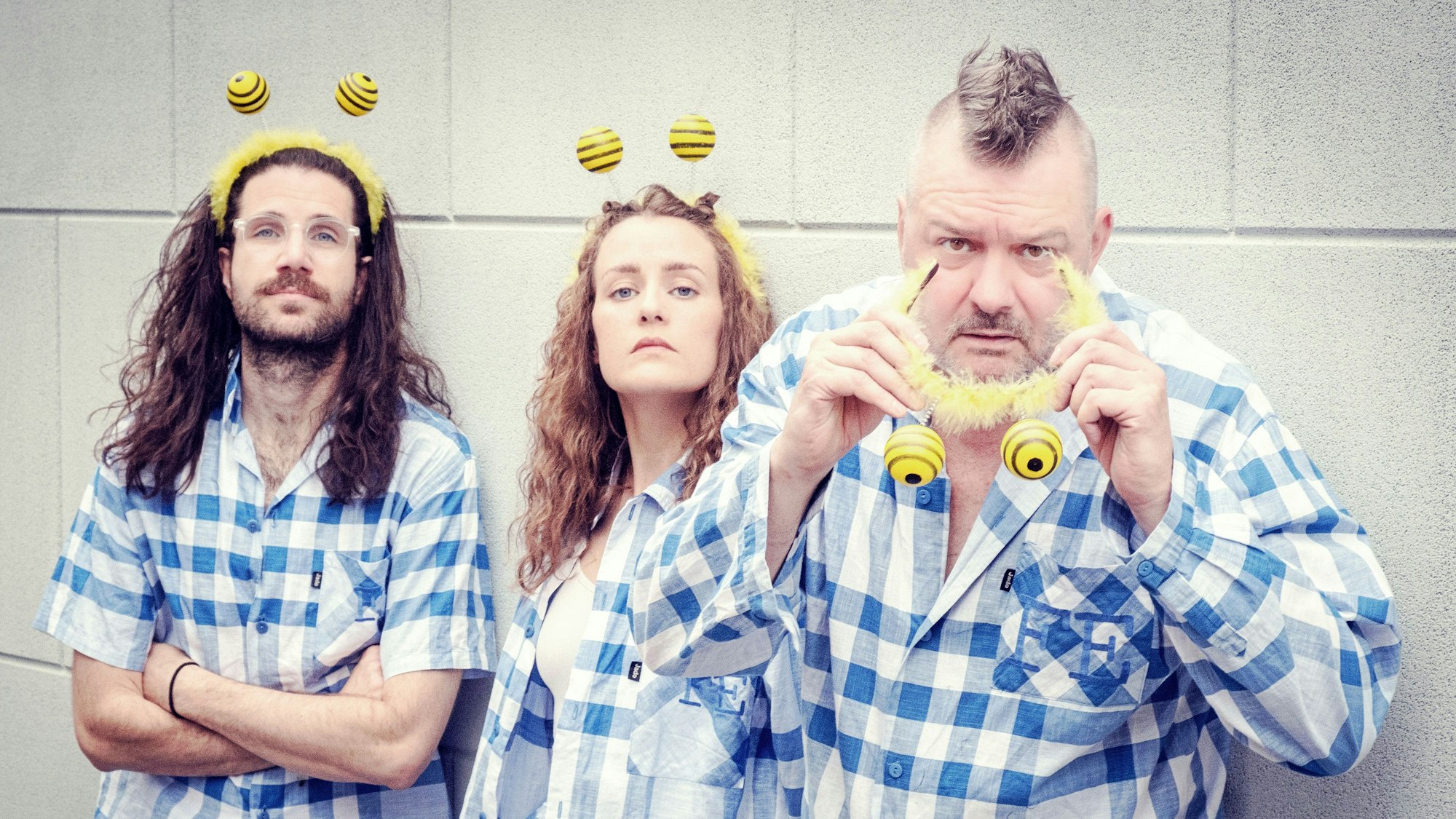 Die Band im karierten Schlafanzug und mit Bienen-Haarreif.