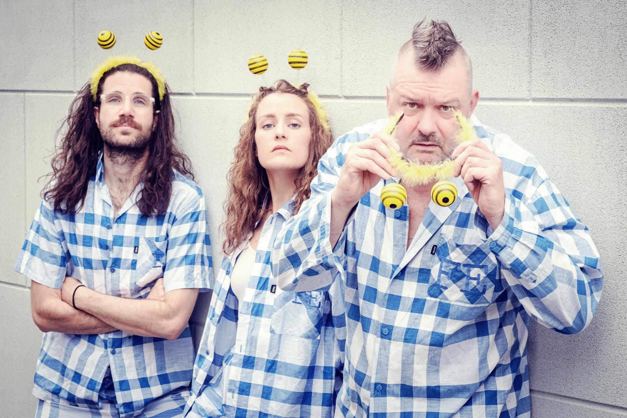 Jannis Küpfer, Elin Bell und Martin Bechler stehen nebeneinander vor einer Mauer.