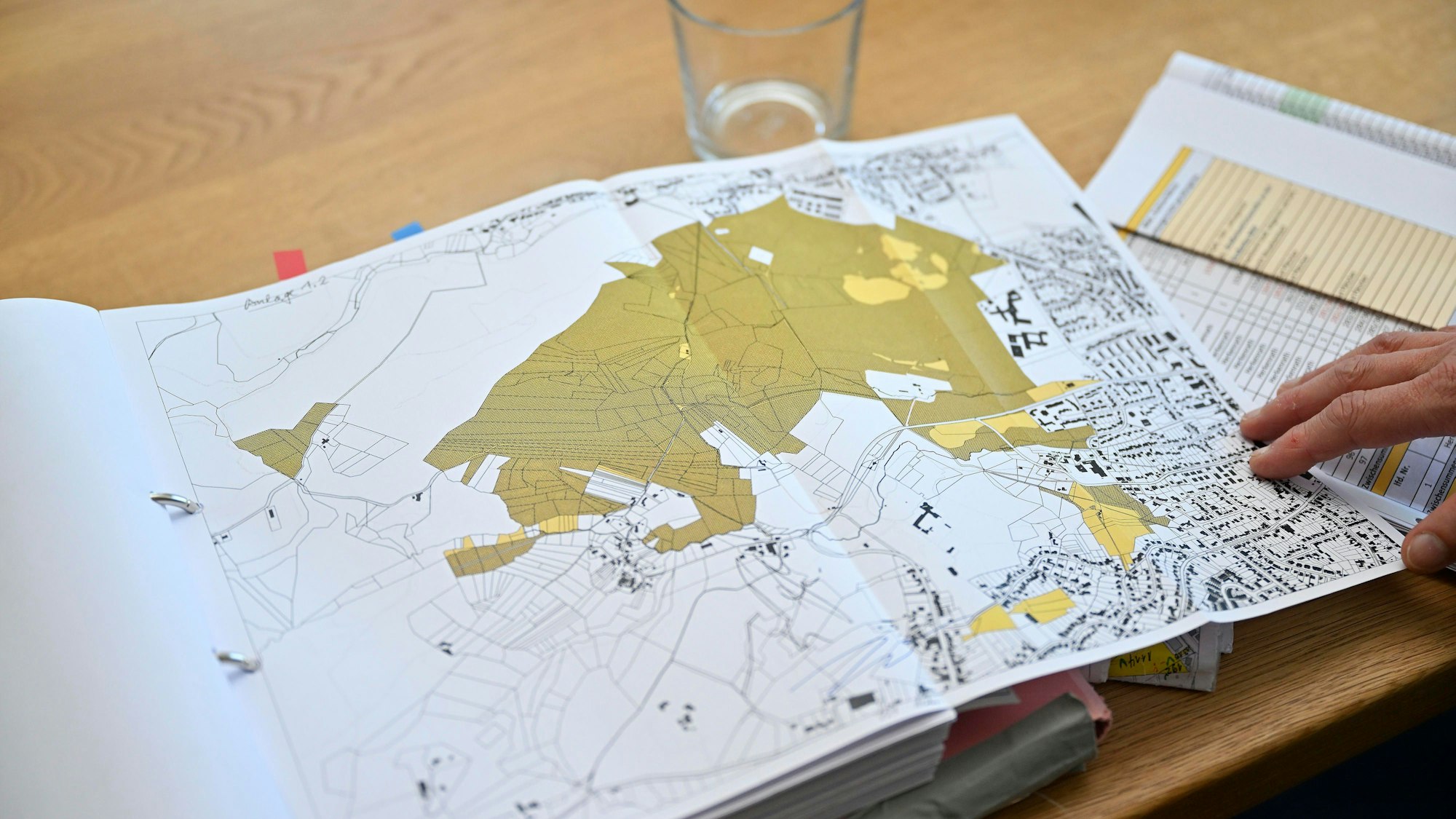 Das Foto zeigt eine Karte mit den Flächen, die ins Eigentum der Stadt übergegangen sind.