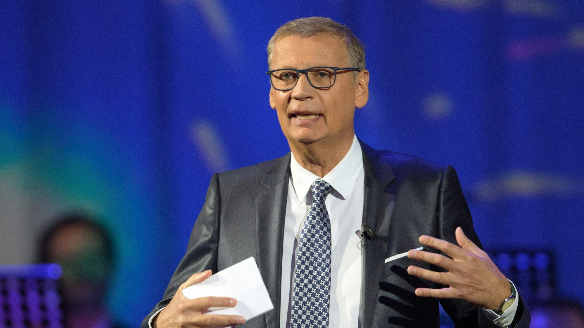 Günther Jauch moderiert in der Metropolis-Halle beim Festakt zum 30. Jahrestag der Deutschen Einheit eine Talkrunde.