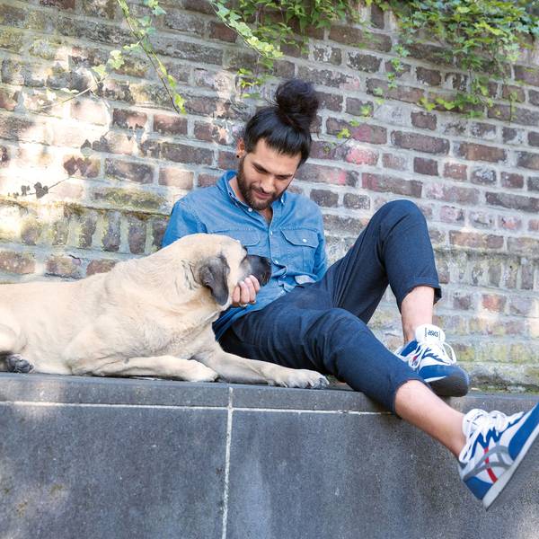 Hundeverhaltenstherapeut Masih Samin mit seiner Hündin Mädchen