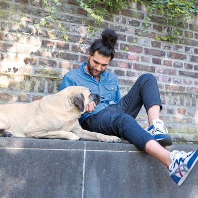 Hundeverhaltenstherapeut Masih Samin mit seiner Hündin Mädchen