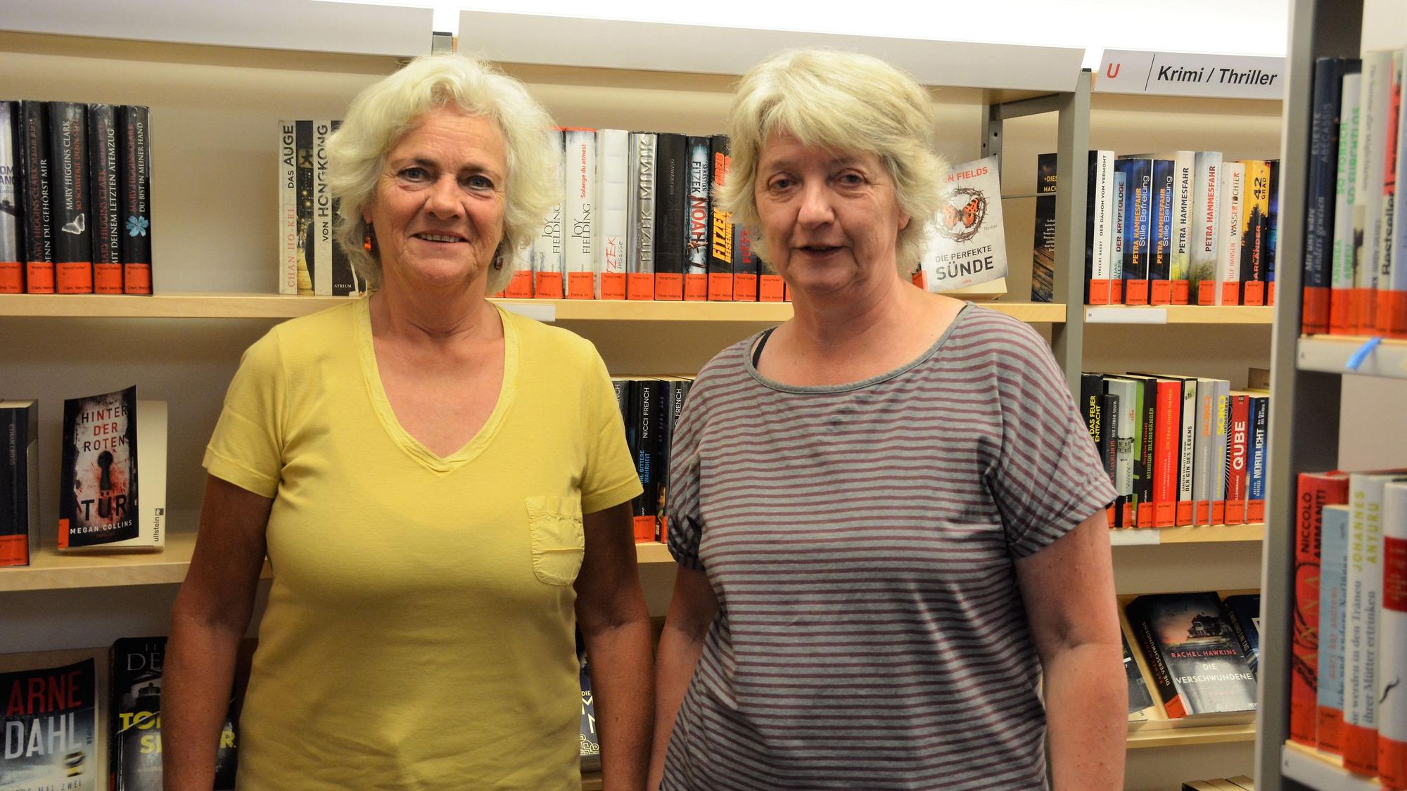 Zwei Frauen stehen vor Bücherregalen in der Stadtteilbibliothek Haus Balchem.