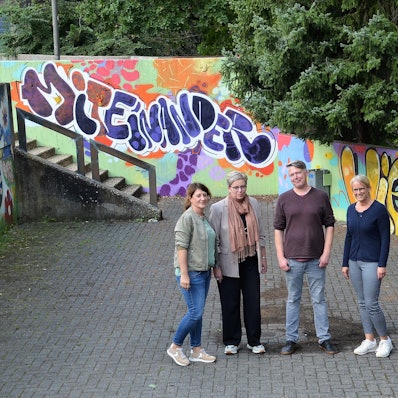 Die Graffiti auf dem Hof der Waldbröler Roseggerschule sind in einer früheren Kooperation mit den Respect Coaches und dem Kölner Graffiti-Künstler Semor entstanden. Auf Solidarität hoffen nun (von links) Heike Braun (Internationaler Bund), Christa Sostmann (Realschule), Tim Schmidt (Respect Coach), Kerstin Claus-Ising (Roseggerschule) und Kathrin Rzany (Internationaler Bund).