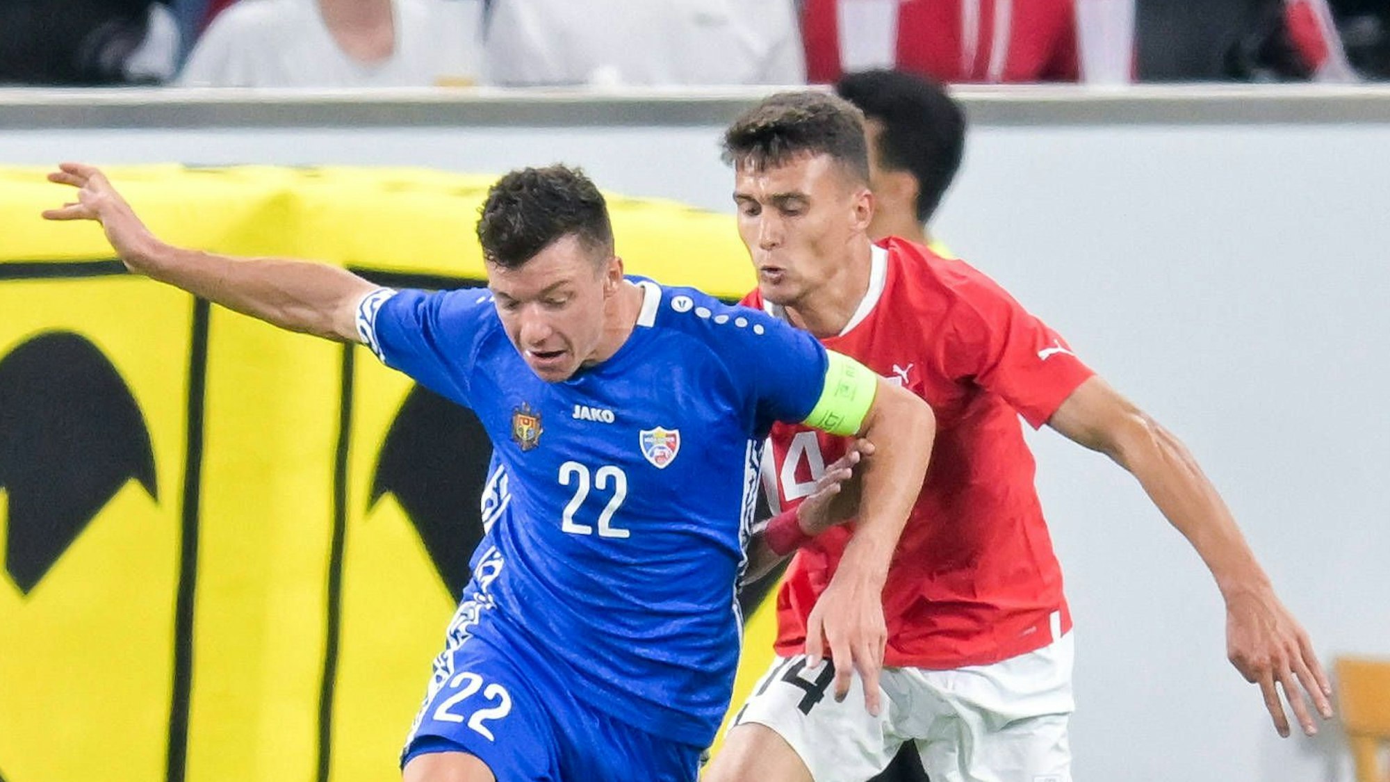 Dejan Ljubicic (r.) im Zweikampf mit Moldawiens Vadim Rata.