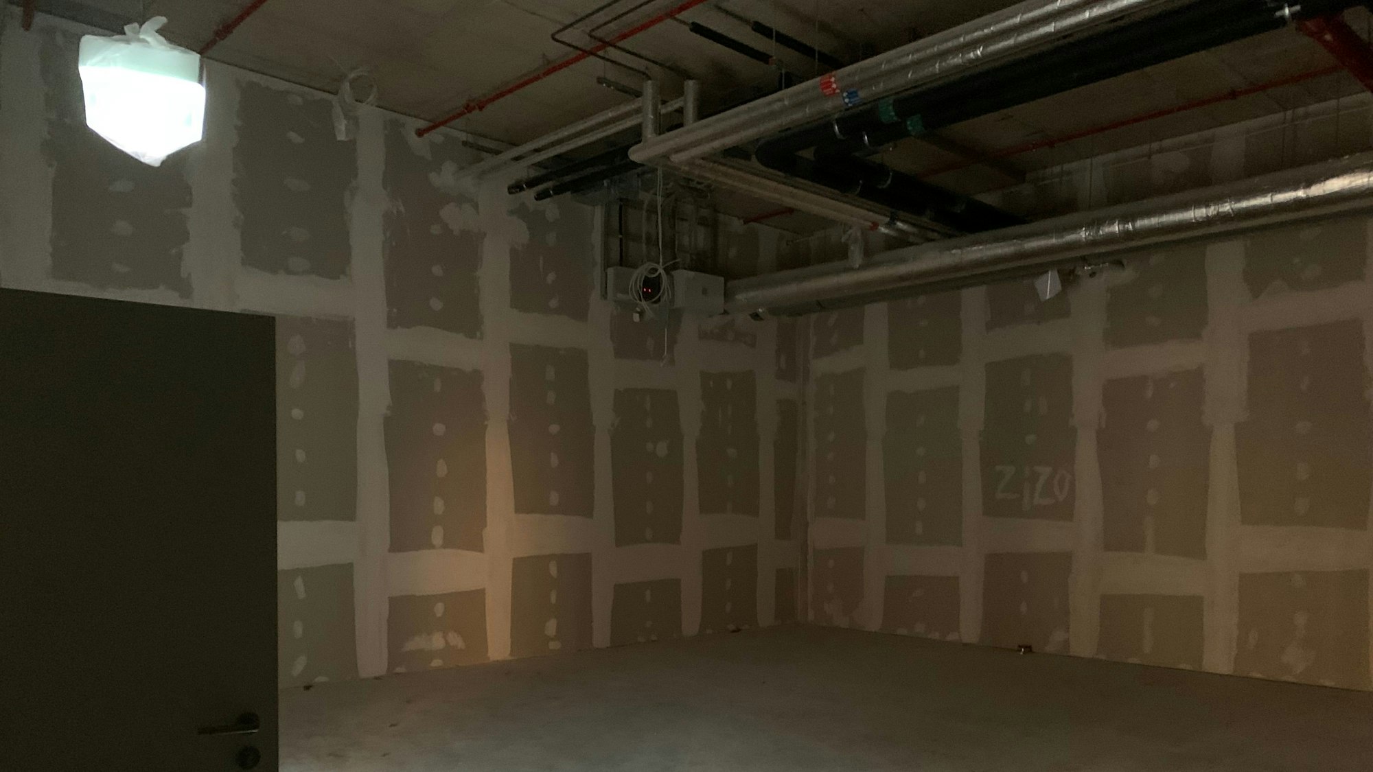 Ein völlig leeres Ladenlokal ohne Möblierung wirkt wie ein großer Schuhkarton.