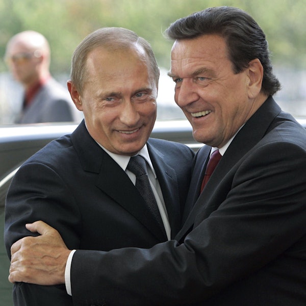 Der damalige Bundeskanzler Gerhard Schröder (r) und der russische Präsident Wladimir Putin begrüßen sich 2005 in Berlin (Archivfoto).