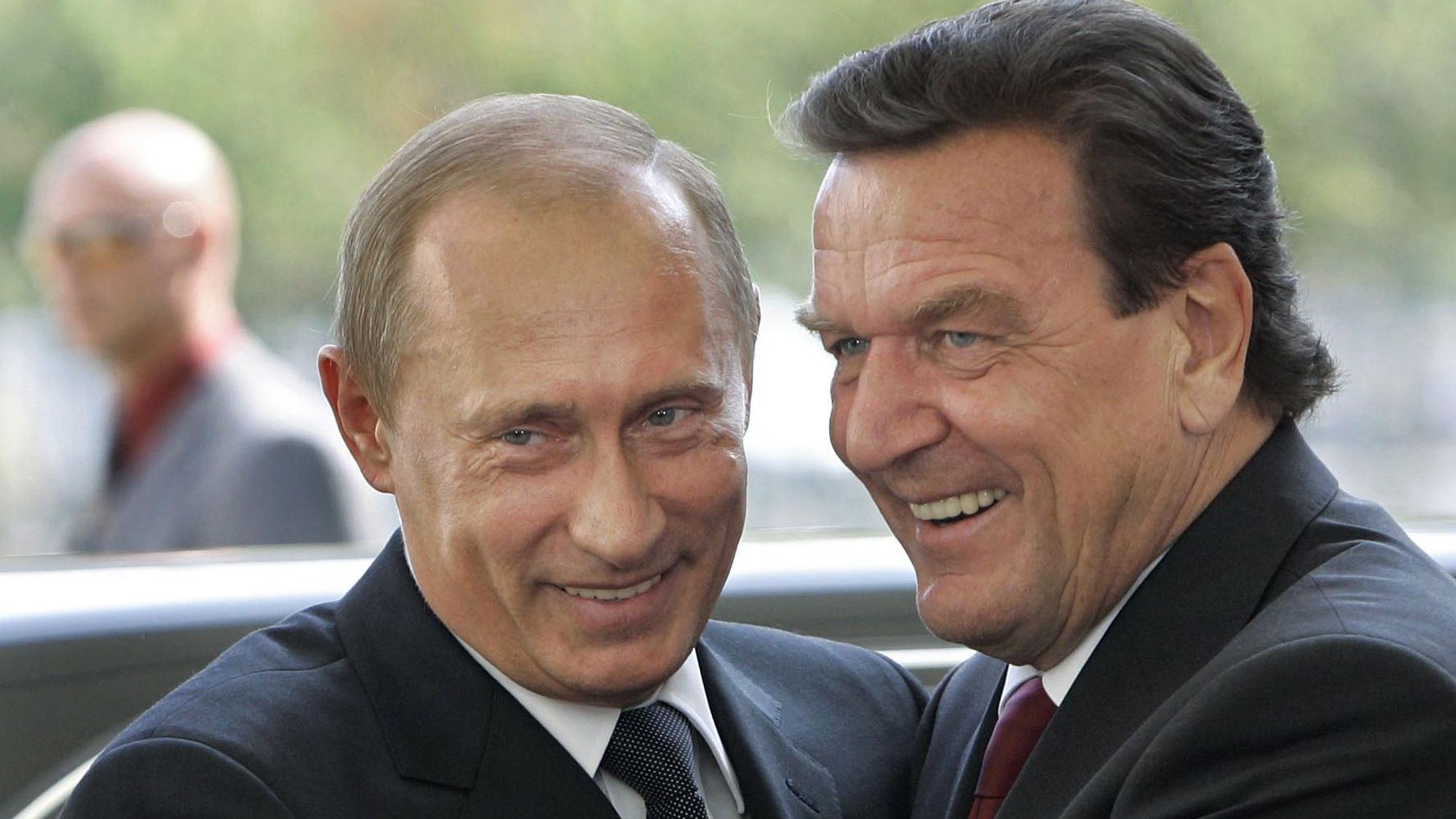 Der damalige Bundeskanzler Gerhard Schröder (r) und der russische Präsident Wladimir Putin begrüßen sich 2005 in Berlin (Archivfoto).