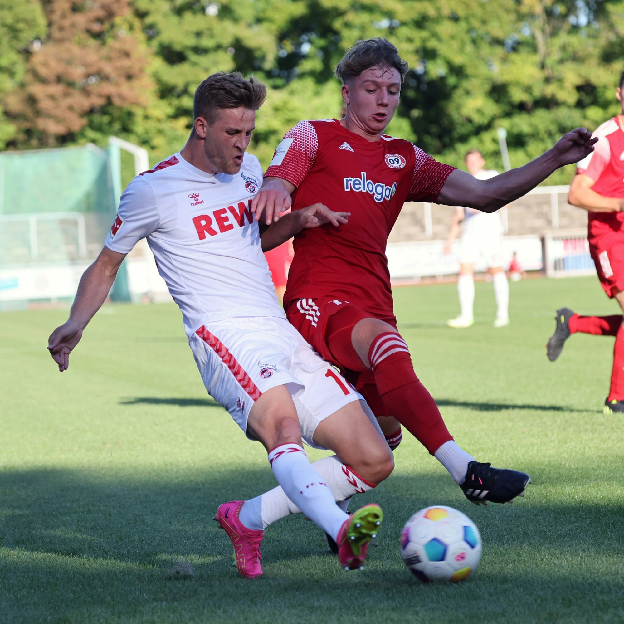 Rasmus Carstensen und Phil Kramer kämpfen um den Ball.