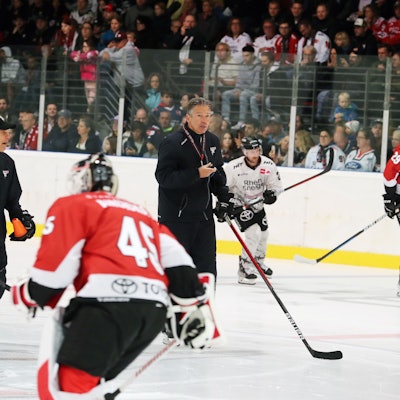 Trainer Uwe Krupp beim Training mit den Kölner Haien.