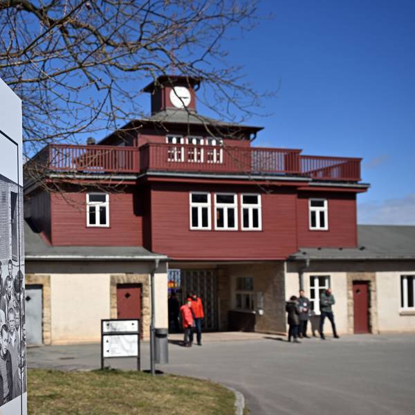 Der Eingang der KZ-Gedenkstätte Buchenwald. Nach Angaben der Gedenkstätte gibt es fast jede Woche Neonazi-Schmierereien, sie mahnte vor rechter Politik.
