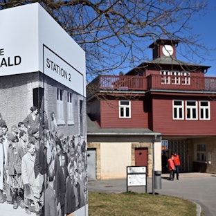 Der Eingang der KZ-Gedenkstätte Buchenwald. Nach Angaben der Gedenkstätte gibt es fast jede Woche Neonazi-Schmierereien, sie mahnte vor rechter Politik.