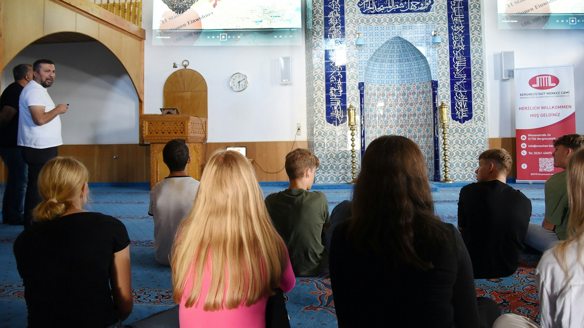 Moschee Bergneustadt Religionskurs des Gymnasiums Wiehl zu Gast