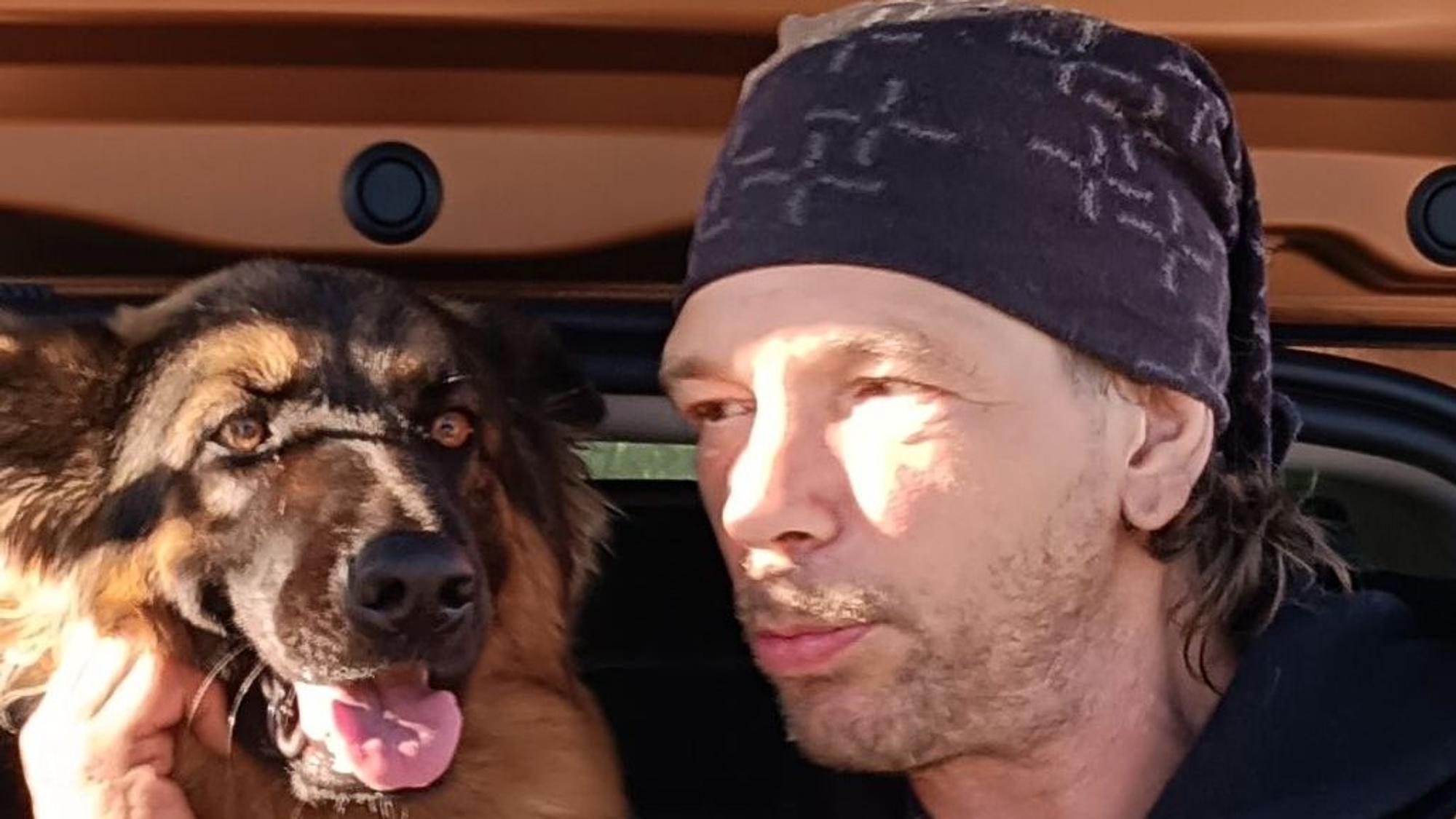 Auf dem Foto sind die Schäferhündin Luna und Herrchen Andreas Wüntenberg zu sehen.