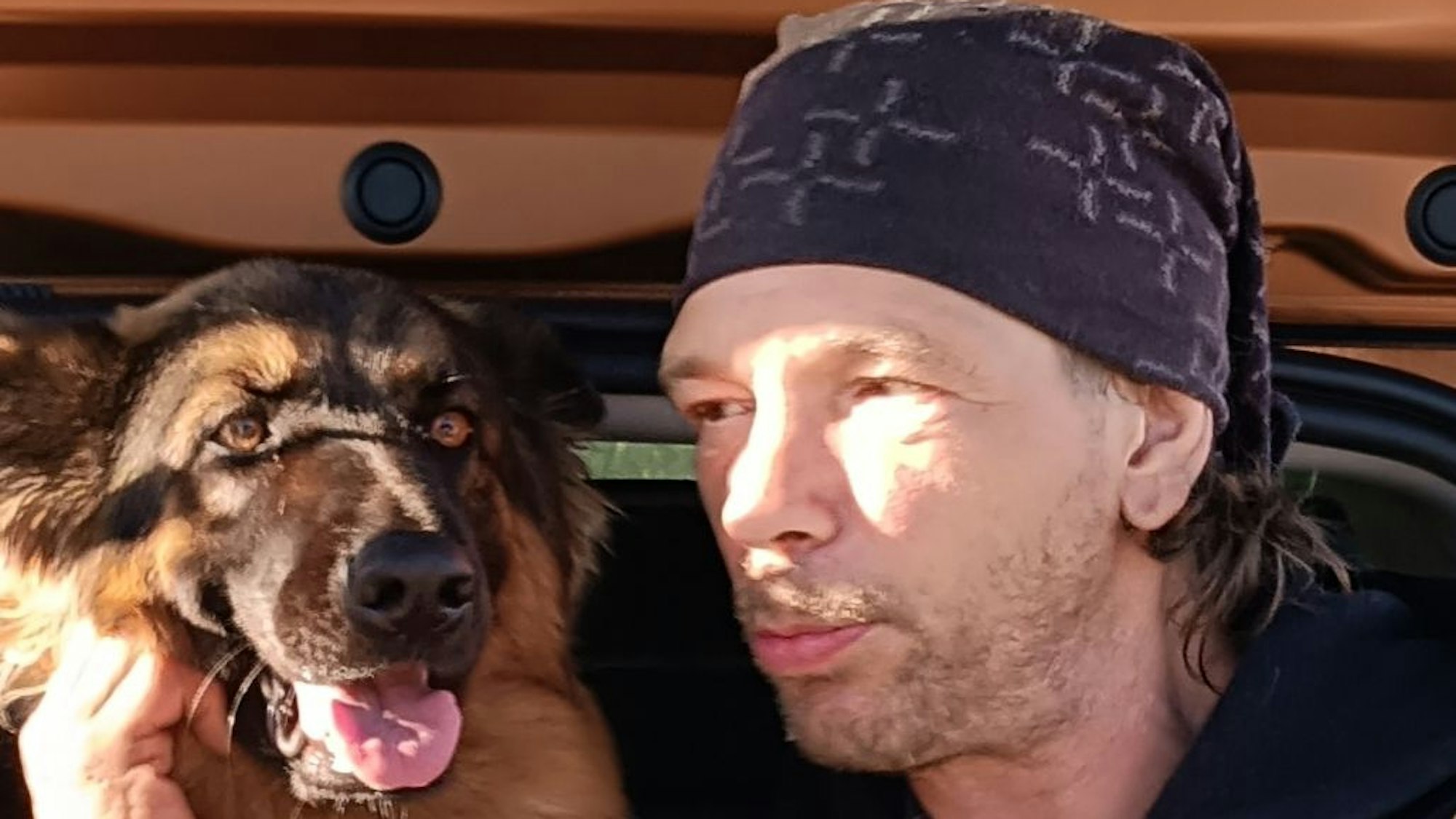 Auf dem Foto sind die Schäferhündin Luna und Herrchen Andreas Wüntenberg zu sehen.