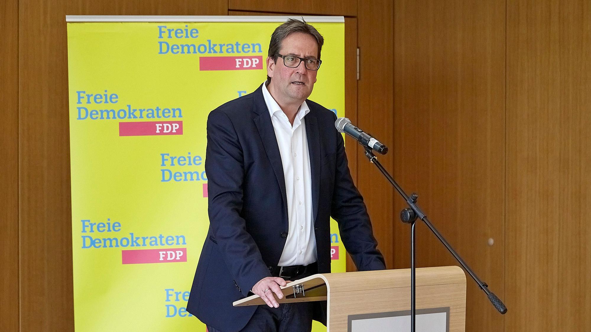 Markus Herbrand steht an einem Rednerpult.