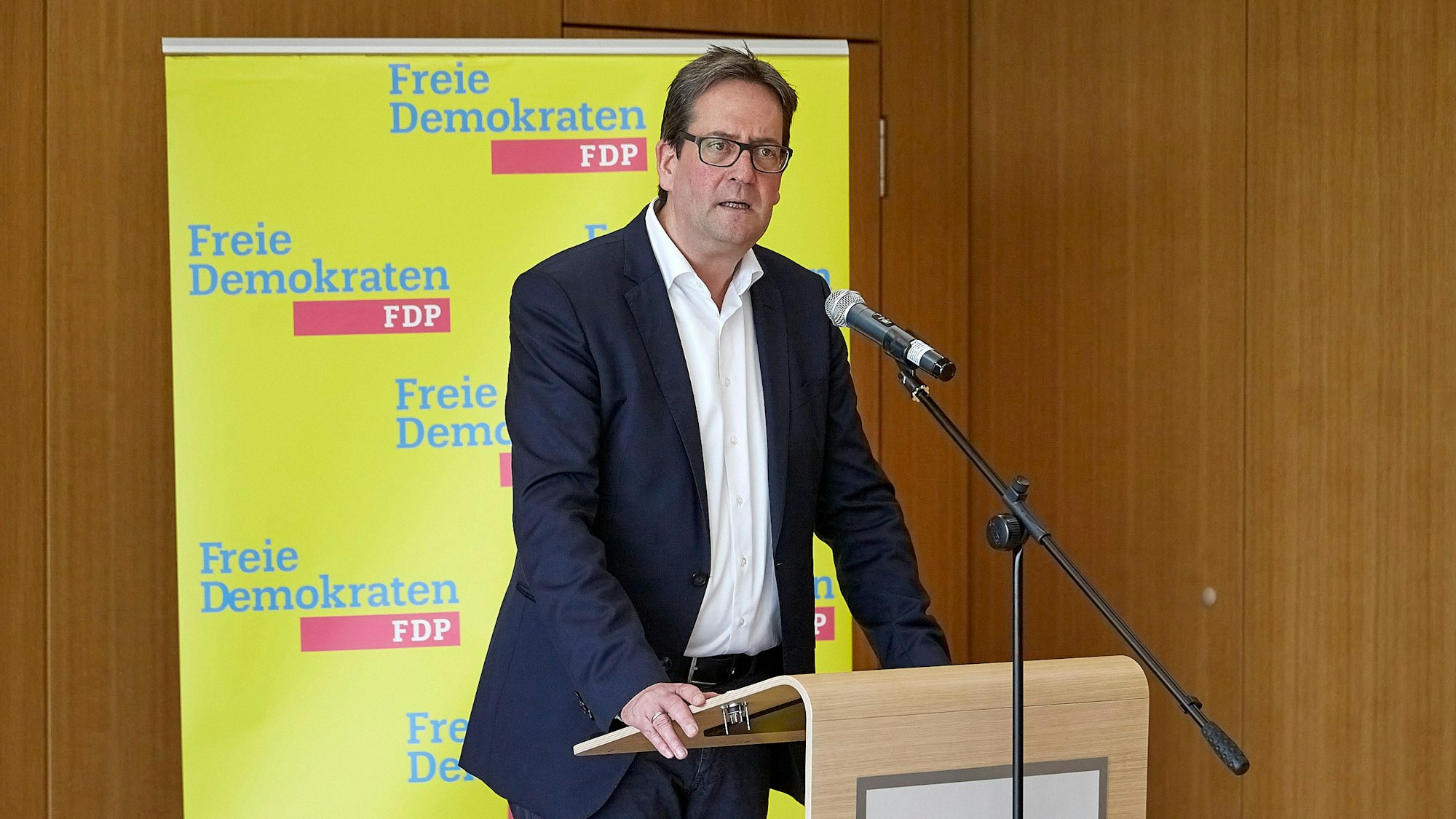 Markus Herbrand steht an einem Rednerpult.