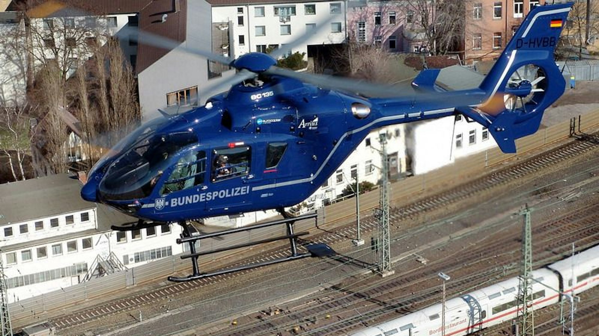 Hubschrauber der Bundespolizei kreist über Köln