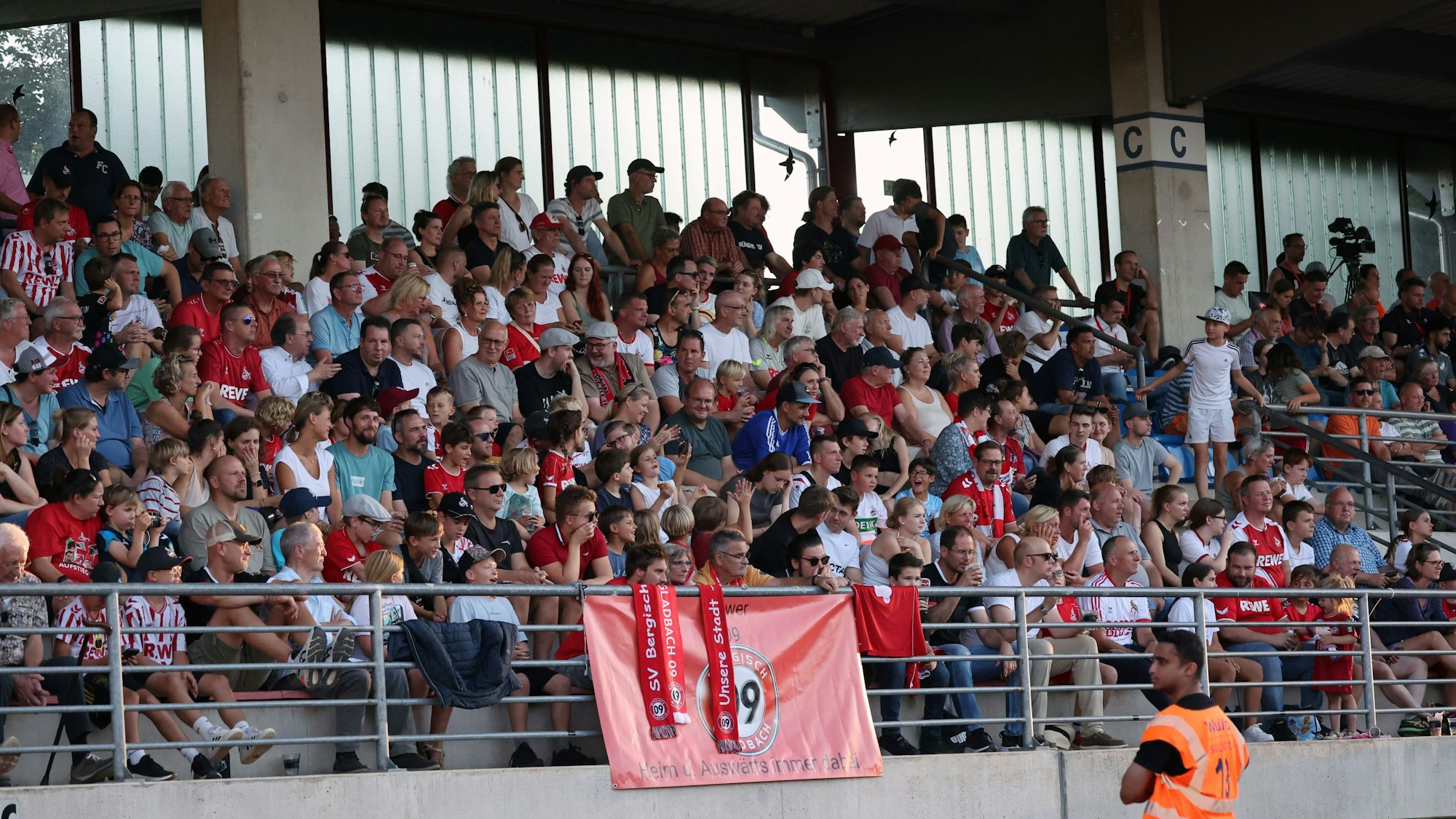Eine vollbesetzte Tribüne im Bergisch Gladbacher Stadion