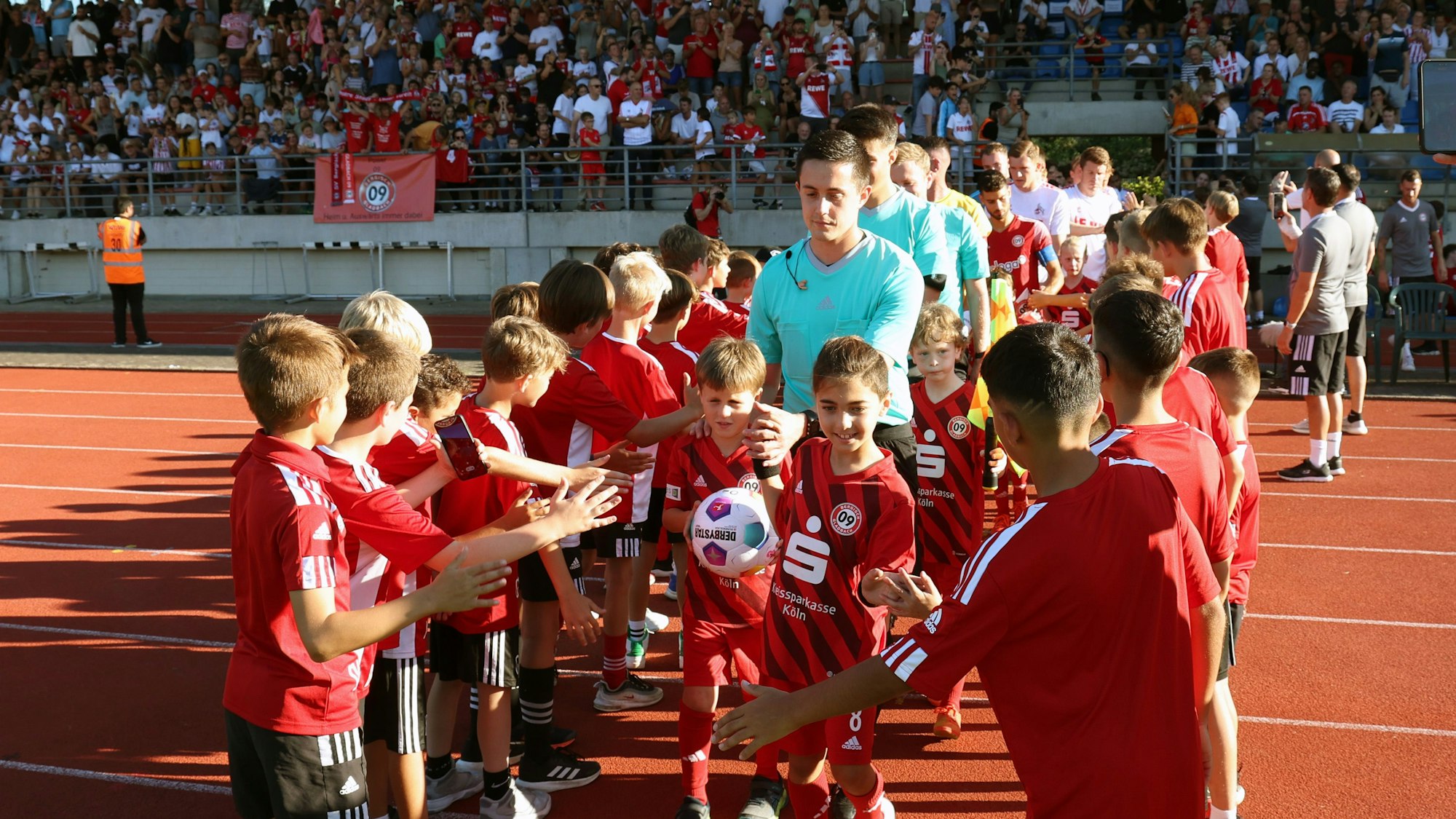 Die Jugendteams des SV 09 stehen beim Einlauf Spalier.