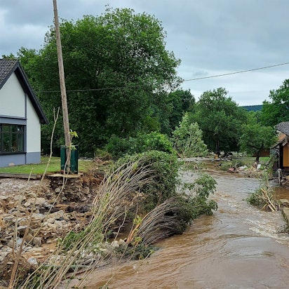 Das schlammig-braune Hochwasser der Ahr hat an angrenzenden Gebäuden immense Schäden verursacht (Archivbild vom Juli 2021).