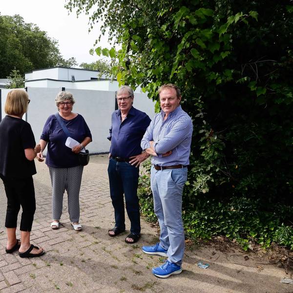 Die Nachbarn Cornelia Lynen-Meyer, Michael Degen und Jörg Reim stehen auf einem Weg, der jetzt einem Nachbarn gehört.