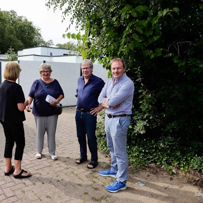 Die Nachbarn Cornelia Lynen-Meyer, Michael Degen und Jörg Reim stehen auf einem Weg, der jetzt einem Nachbarn gehört.