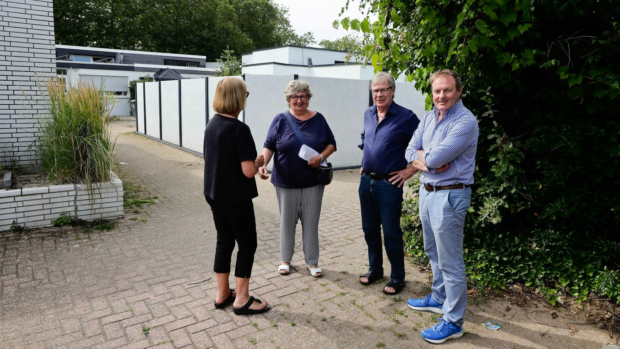 Die Nachbarn Cornelia Lynen-Meyer, Michael Degen und Jörg Reim stehen auf einem Weg, der jetzt einem Nachbarn gehört.