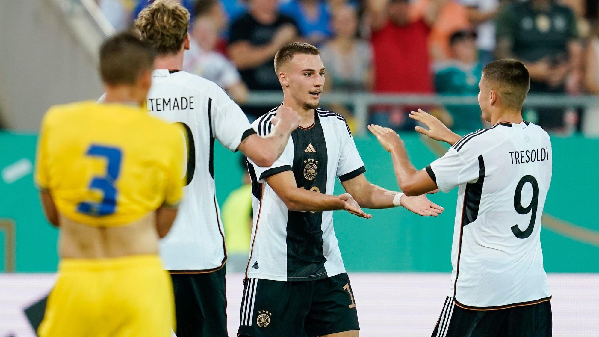 Länderspiele, Deutschland - Ukraine, Ludwigspark-Stadion. Deutschlands Torschütze Tim Lemperle (M) jubelt mit Deutschlands Nicolo Tresoldi (r) über das Tor zum 2:0. Foto.