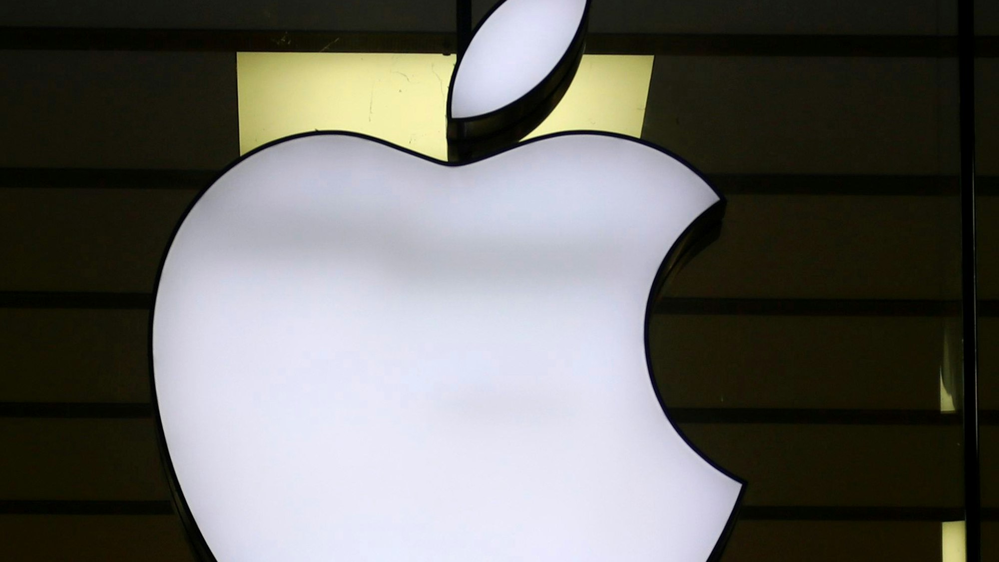 Das Apple-Logo auf einem Geschäft in München