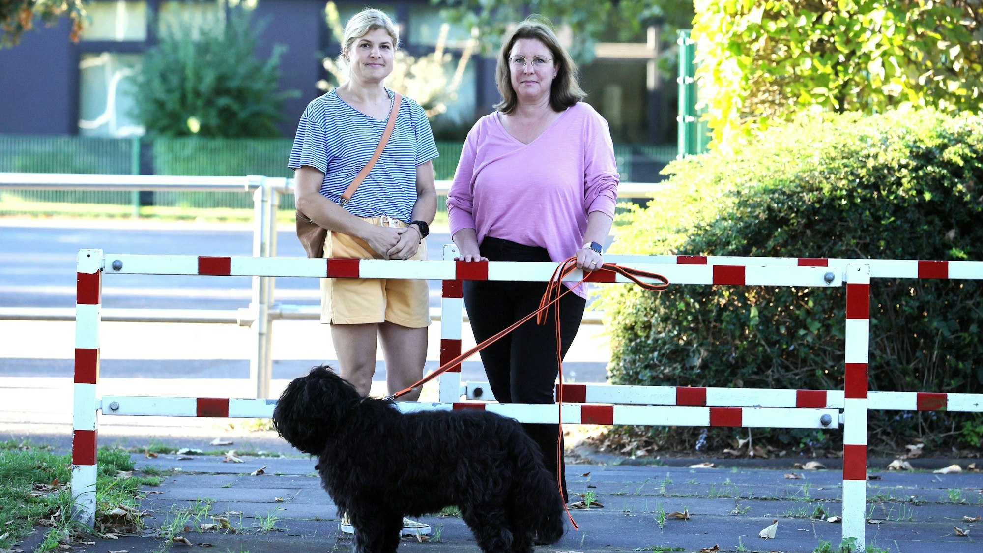 Achtung Schulweg: Elterntaxis sind die Pest - und werden besonders von Eltern gefürchtet. Betroffene erzählen zudem, welche Strategien der Schulen es gibt, von rechts: Eva Wolff, Caroline Roggow-Lappé.