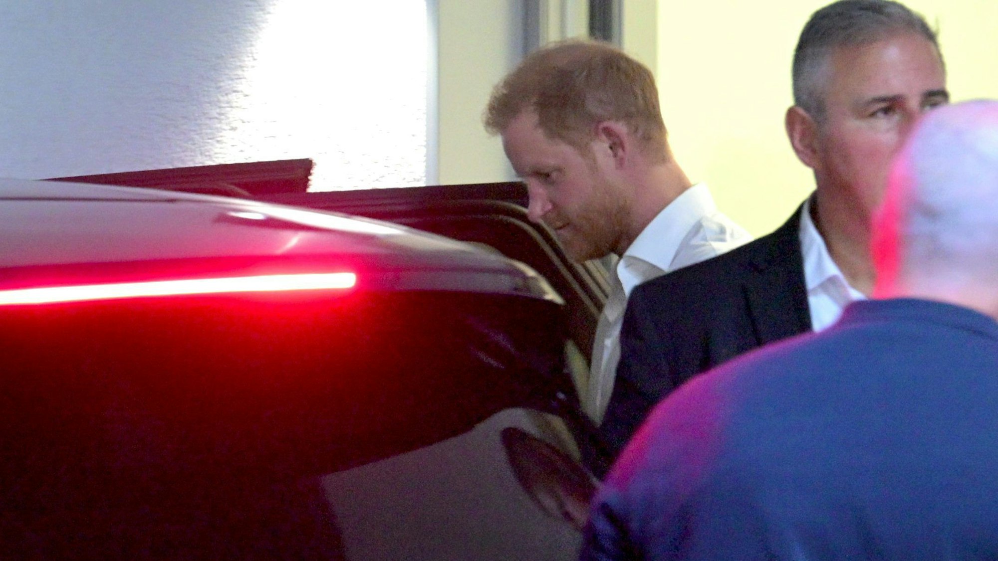 Prinz Harry (l) am Flughafen Düsseldorf.