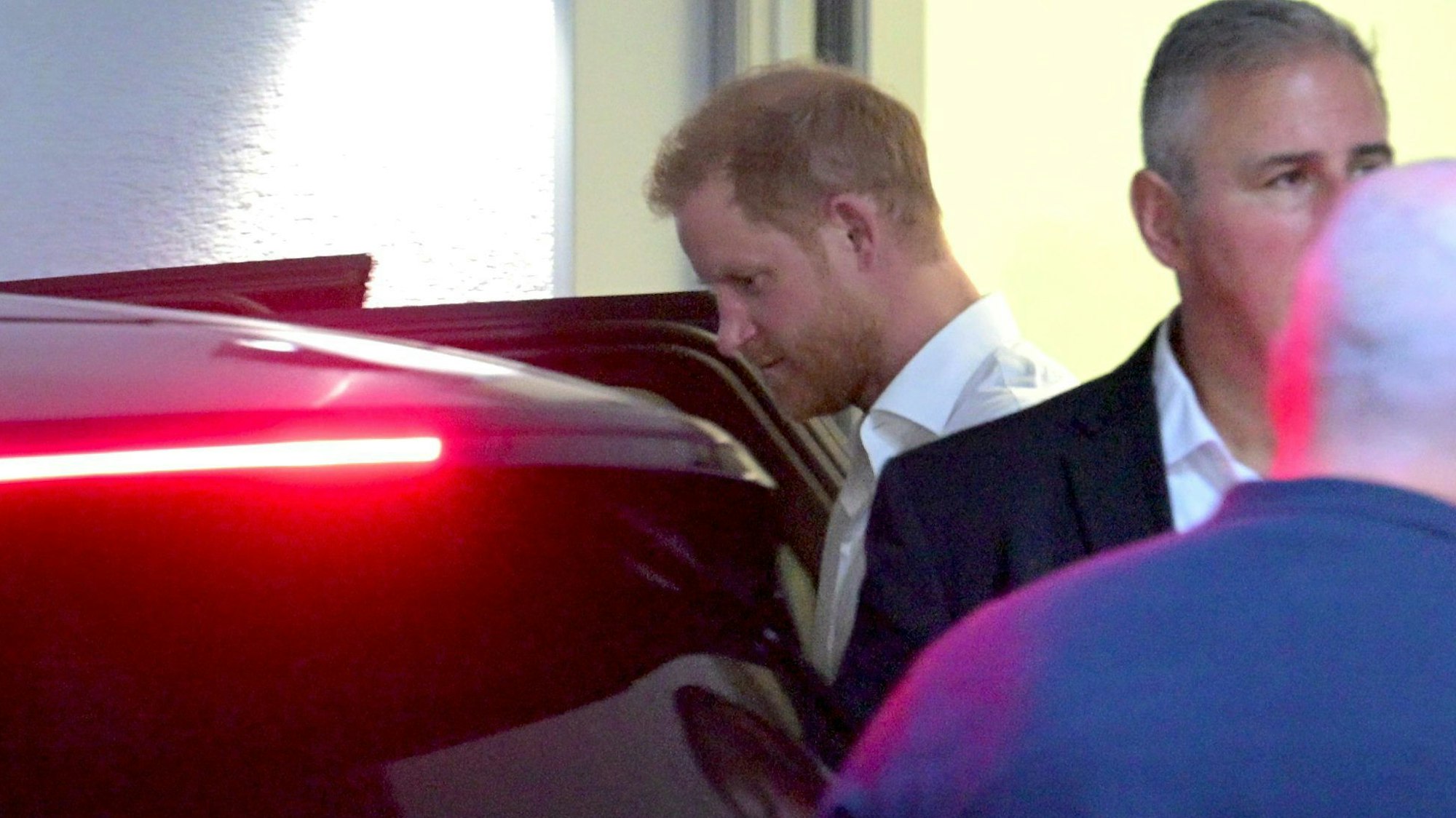 Prinz Harry kommt am Flughafen Düsseldorf an. (Archivbild)