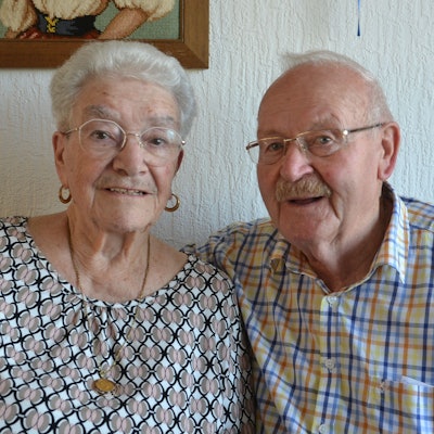 Helmut Rick hat seinen Arm um die Schultern seiner Frau gelegt.