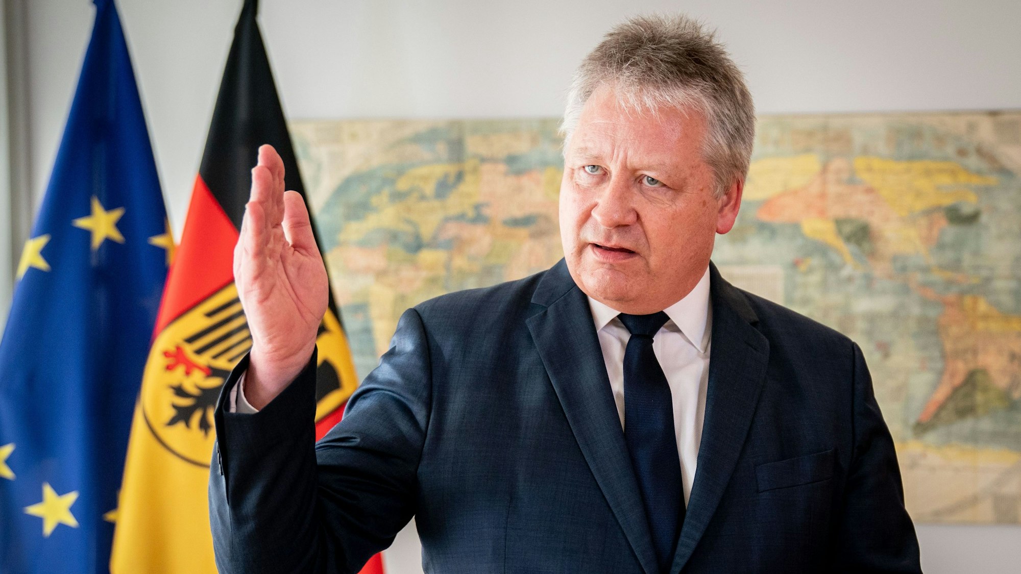 Bruno Kahl, Präsident des Bundesnachrichtendienstes (BND), spricht in einem Interview mit einem Journalisten der Deutschen Presse-Agentur. Der Generalbundesanwalt hat einen Mitarbeiter des Bundesnachrichtendienstes (BND) wegen des Verdachts auf Landesverrat festnehmen lassen.