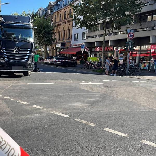 Ein Lkw steht an der Unfallstelle auf der Straße