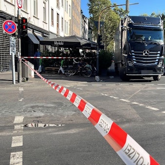 Ein Lkw steht an der Unfallstelle auf der Straße