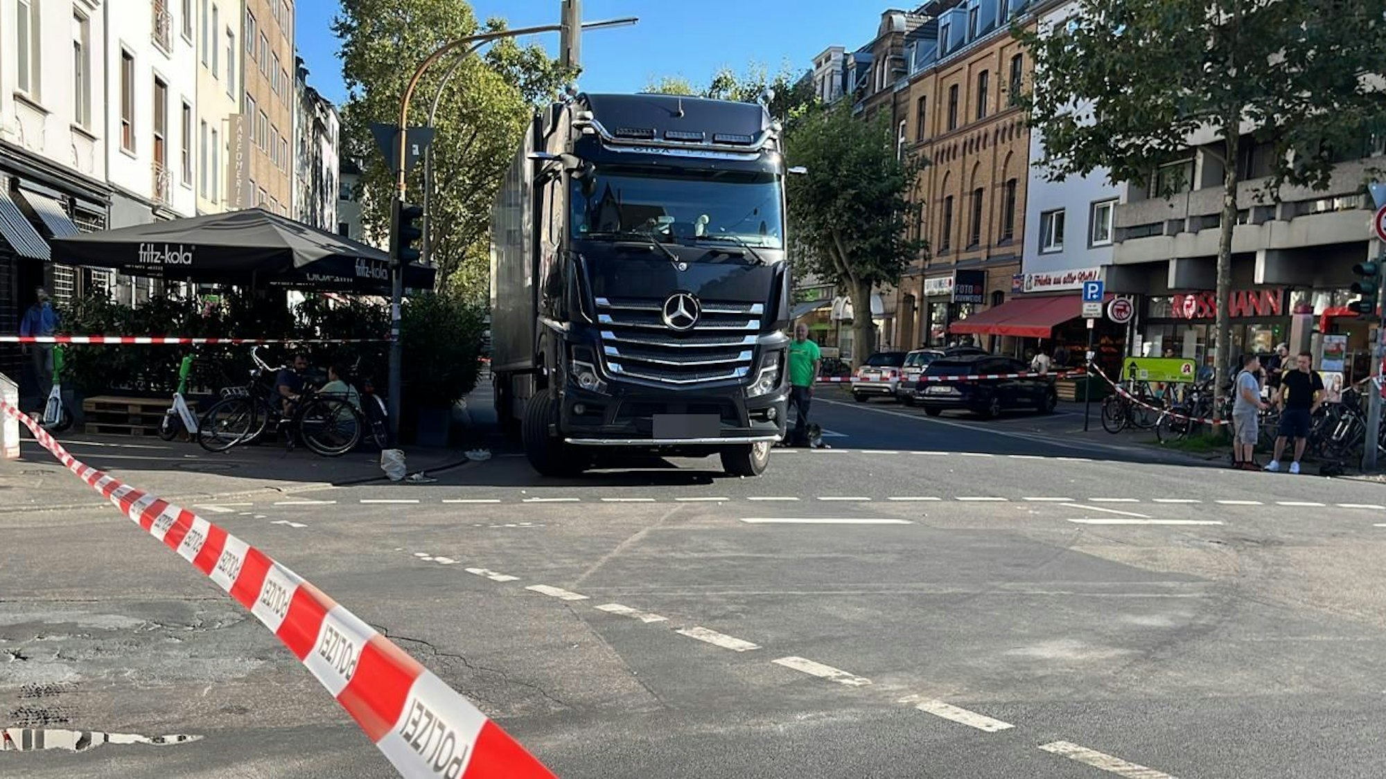 Ein Lkw steht an der Unfallstelle auf der Straße