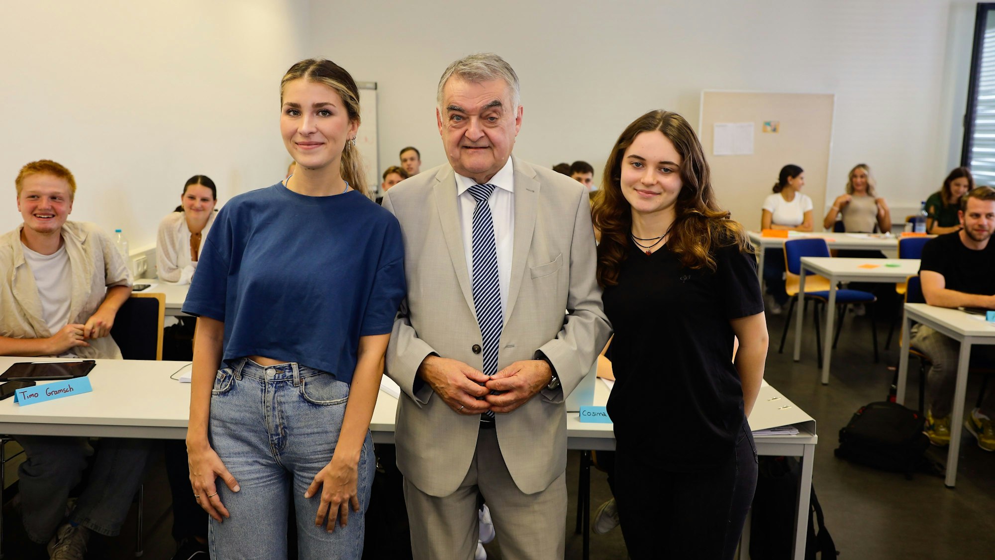Innenminister NRW Herbert Reul besucht Kommissaranwärterinnen in der Polizeihochschule in Köln Kalk.