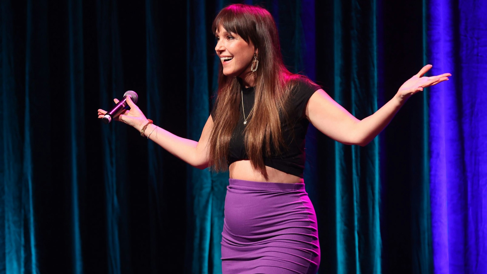 Carolin Kebekus bei ihrem ersten Auftritt nach Bekanntwerden ihrer Schwangerschaft im E-Werk.
