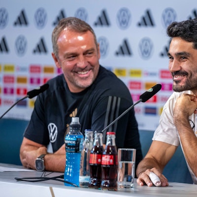Nationalspieler Ilkay Gündogan (r.) und Bundestrainer Hansi Flick sprechen bei der Pressekonferenz vor dem Freundschaftsspiel gegen Japan am Samstag in Wolfsburg.